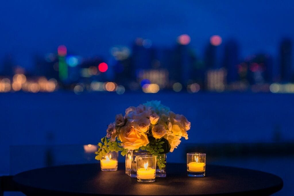 mesa con velas y flores para montar una ofrenda