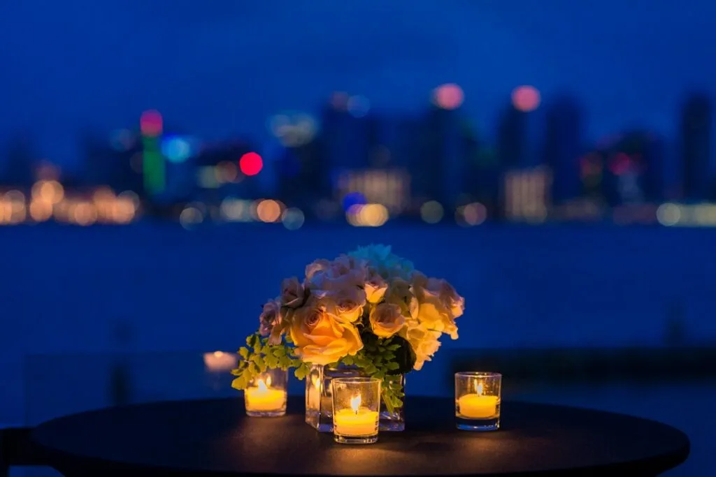 mesa con velas y flores para montar una ofrenda