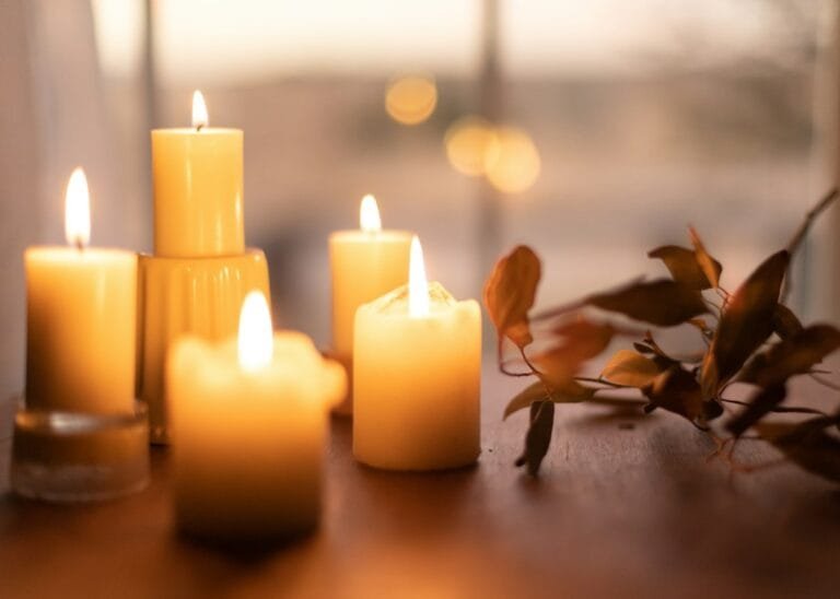 velas y flores para una ofrenda de Día de Muertos