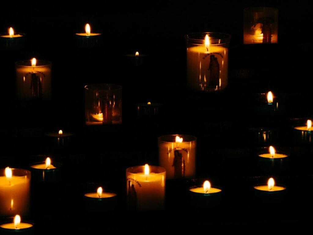 velas amarillas encendidas en la oscuridad