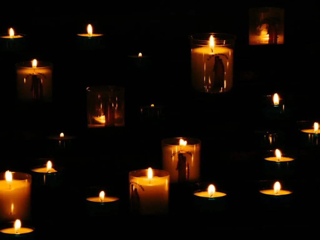 velas amarillas encendidas en la oscuridad