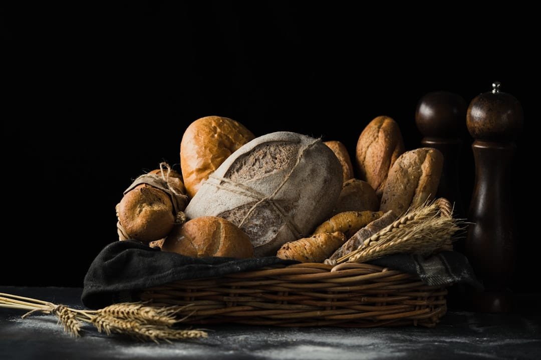 cesta de pan sobre una mesa de madera antes de la comida familiar
