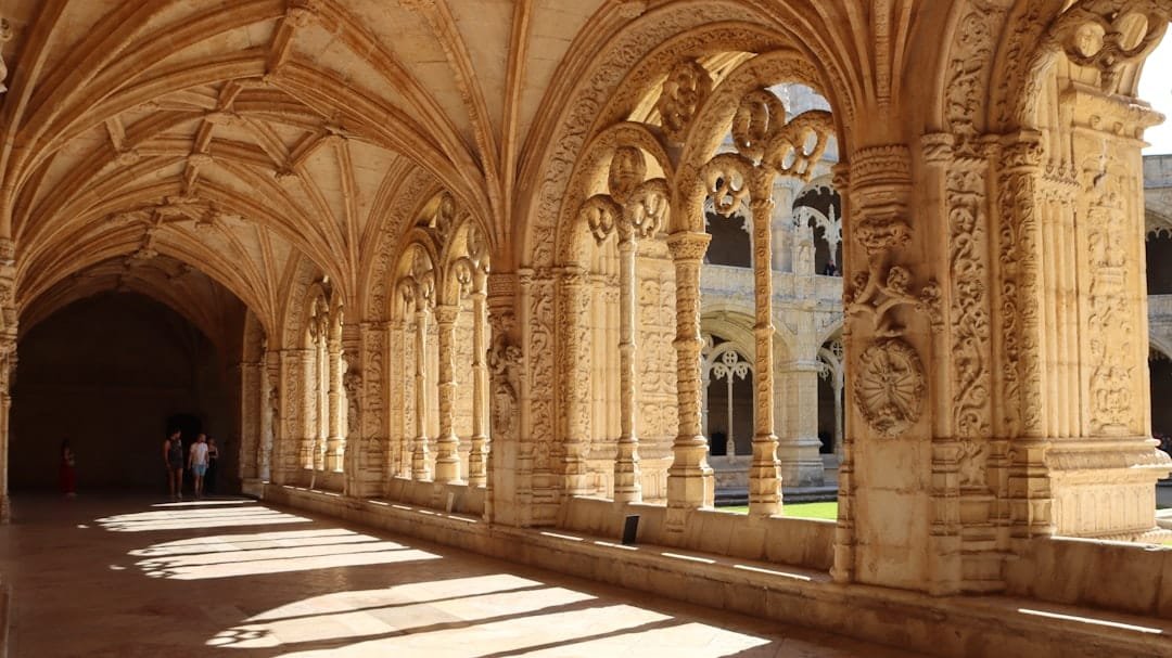 claustro con arcos de un monasterio franciscano