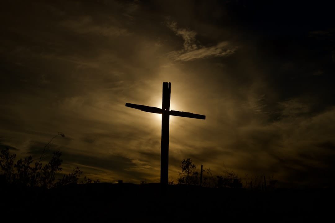 cruz de madera sencilla como símbolo del hogar cristiano