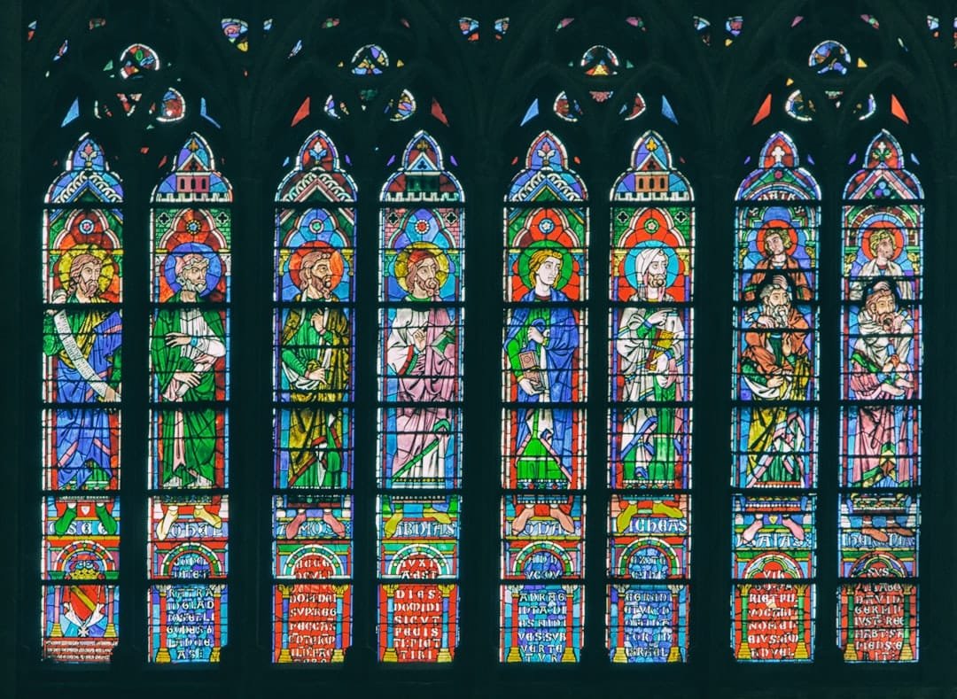 vitral con imágenes de santos en una iglesia católica