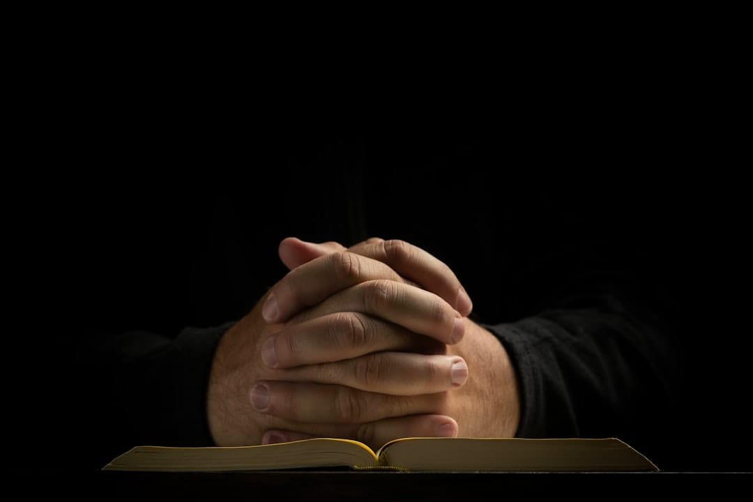 manos abiertas en actitud de oración bajo una luz cálida
