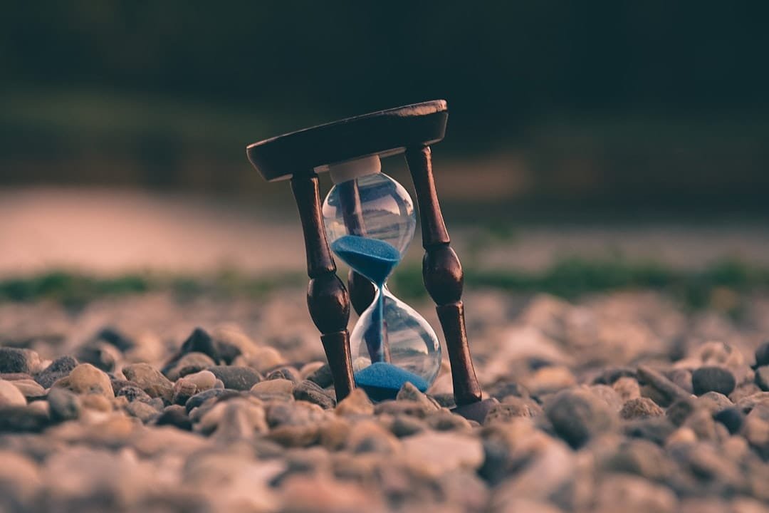 reloj de arena, símbolo de peticiones urgentes
