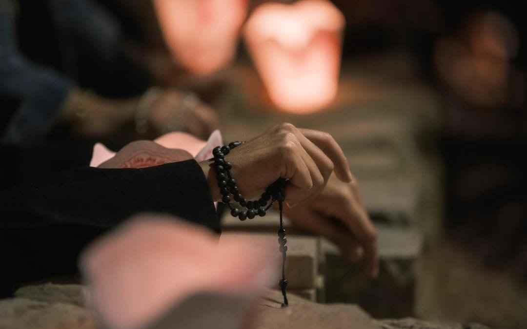 rosario entre las manos en oración a la Virgen María