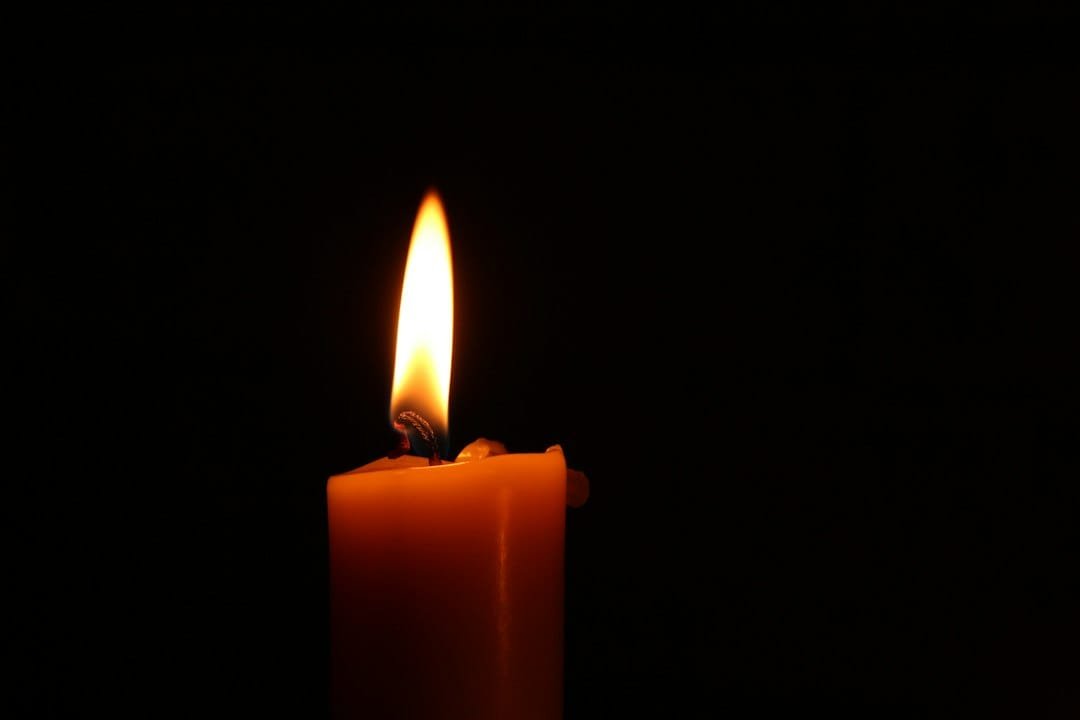 vela encendida como símbolo de la luz de la Epifanía del Señor