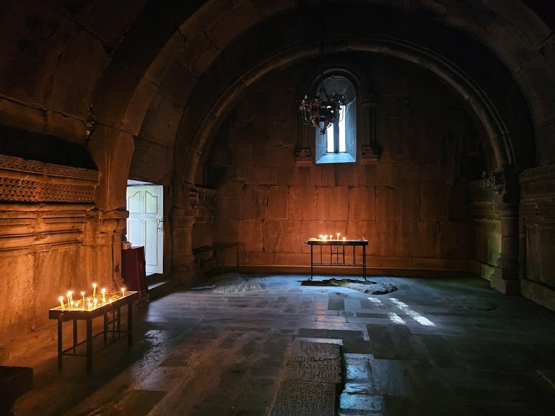 velas en interior de iglesia antigua