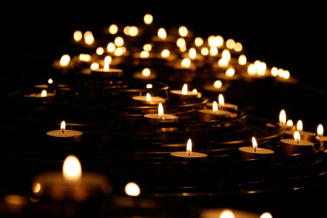 velas encendidas en un templo durante una oración mariana