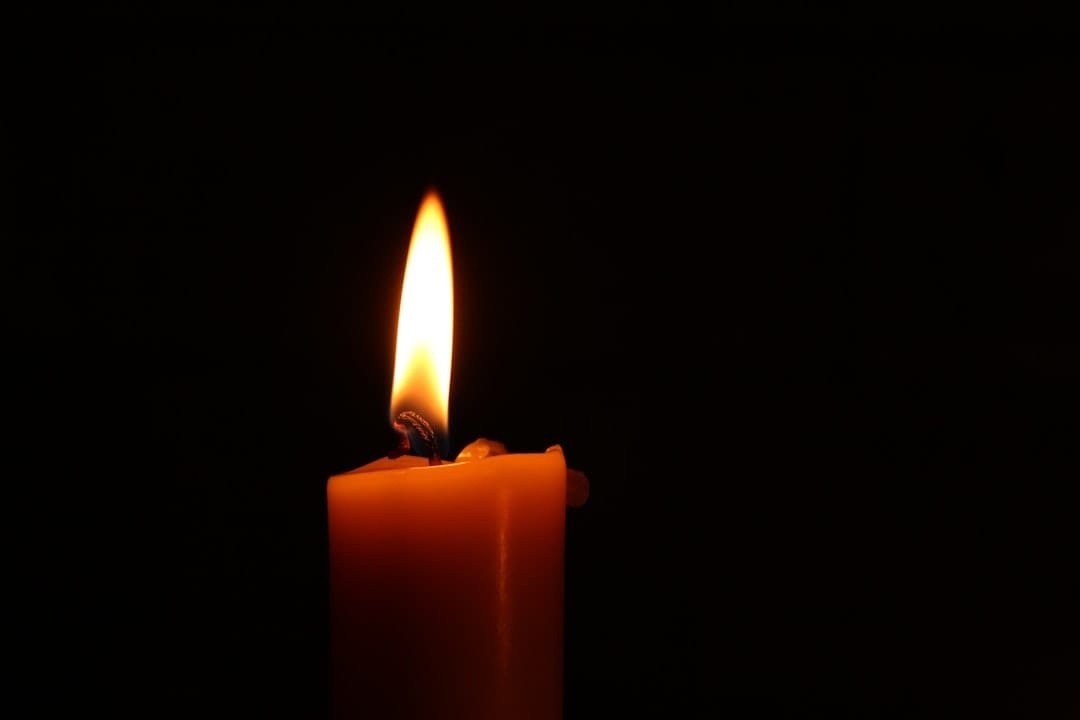 vela encendida en oración durante la meditación del Vía Crucis