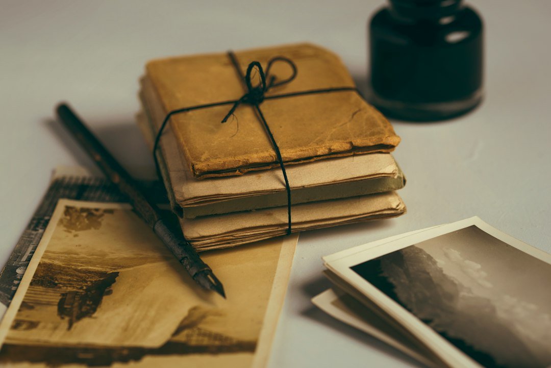 libro antiguo y pluma, símbolo de los escritos de San Francisco de Sales