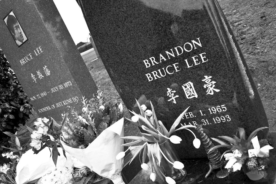 lápidas de un cementerio decoradas con flores